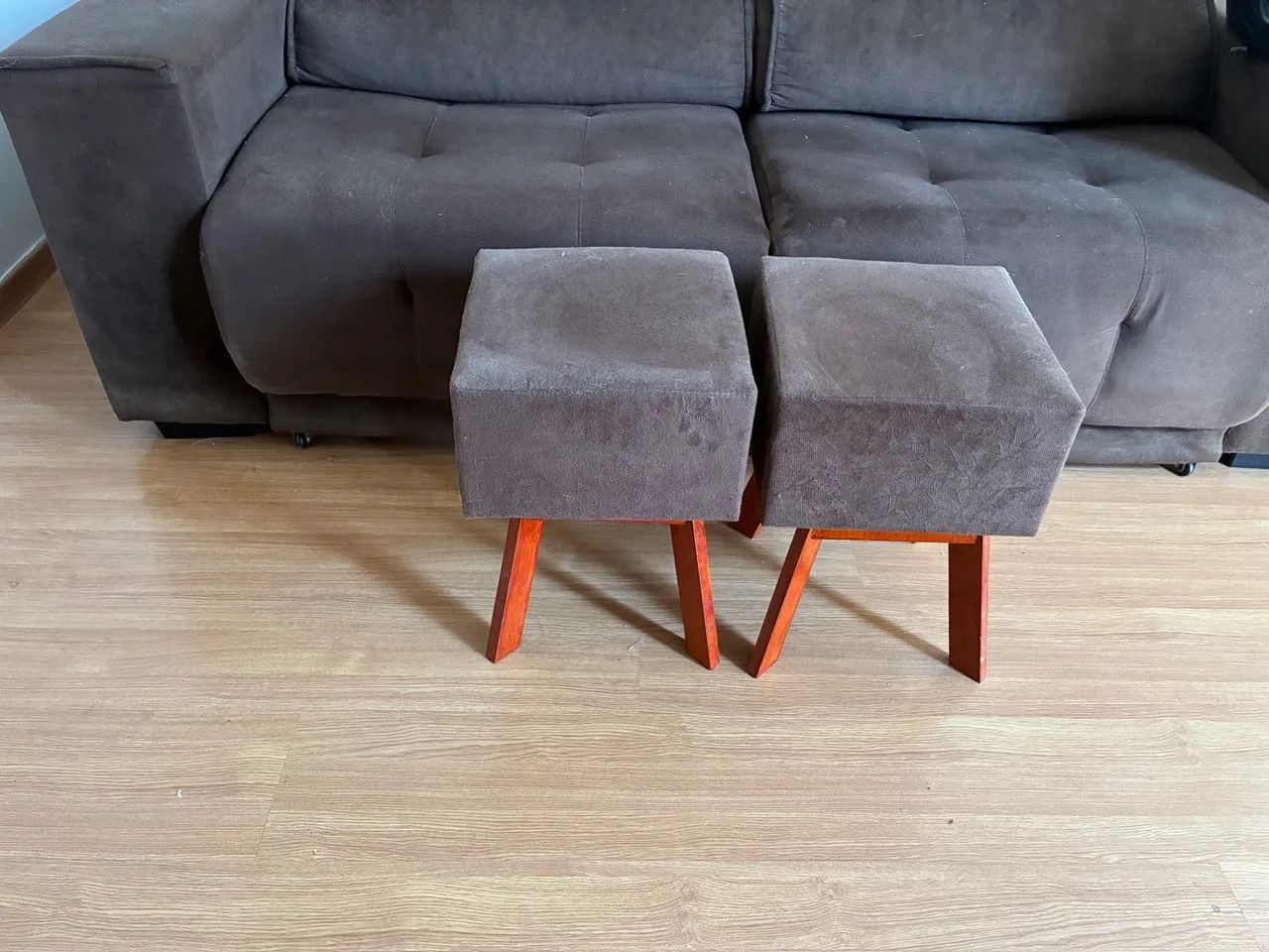 ? Vendo sofá retrátil seminovo + 2 banquetas! - Foto 3