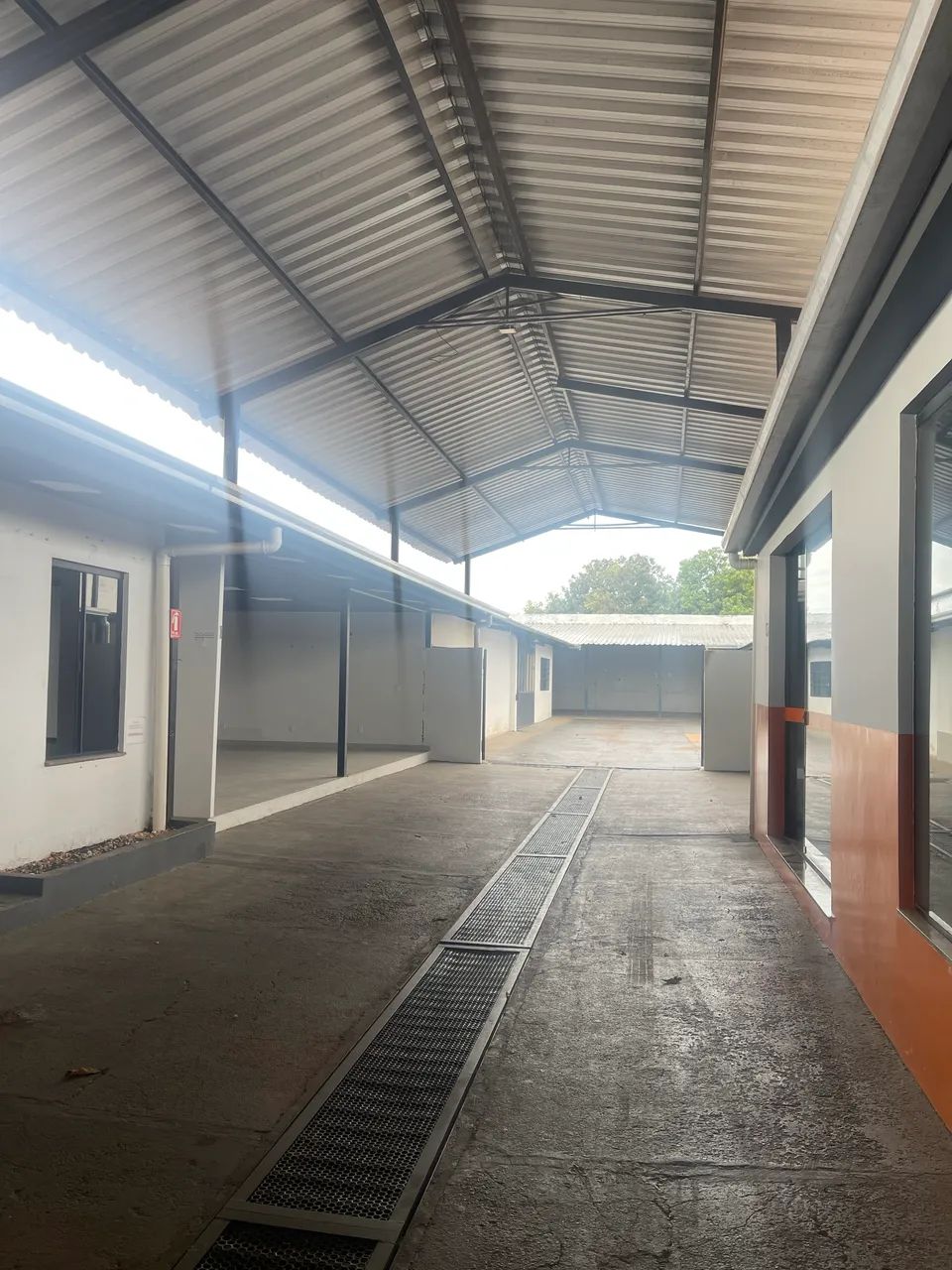 ALUGO GALPÃO COMERCIAL/INDUSTRIAL RUA PARALELA COM A JK - Foto 2