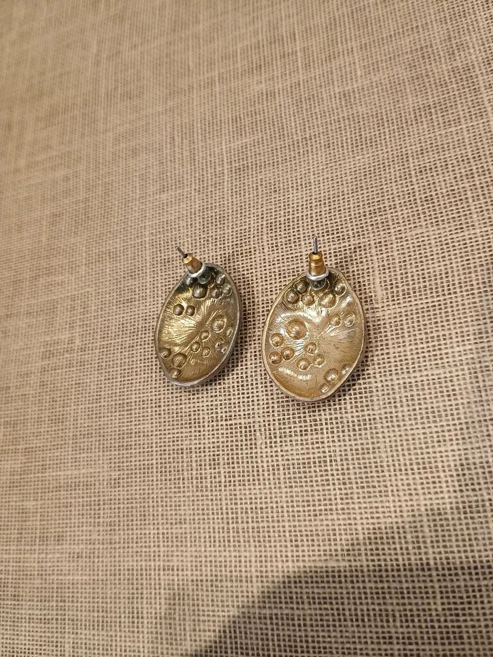 Brinco Mango oval dourado pedrarias - Foto 3