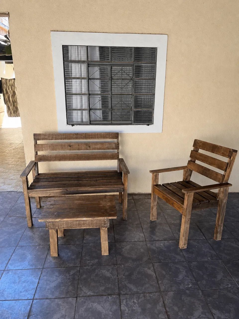 Conjunto de bancos e mesinha para área externa - Foto 3