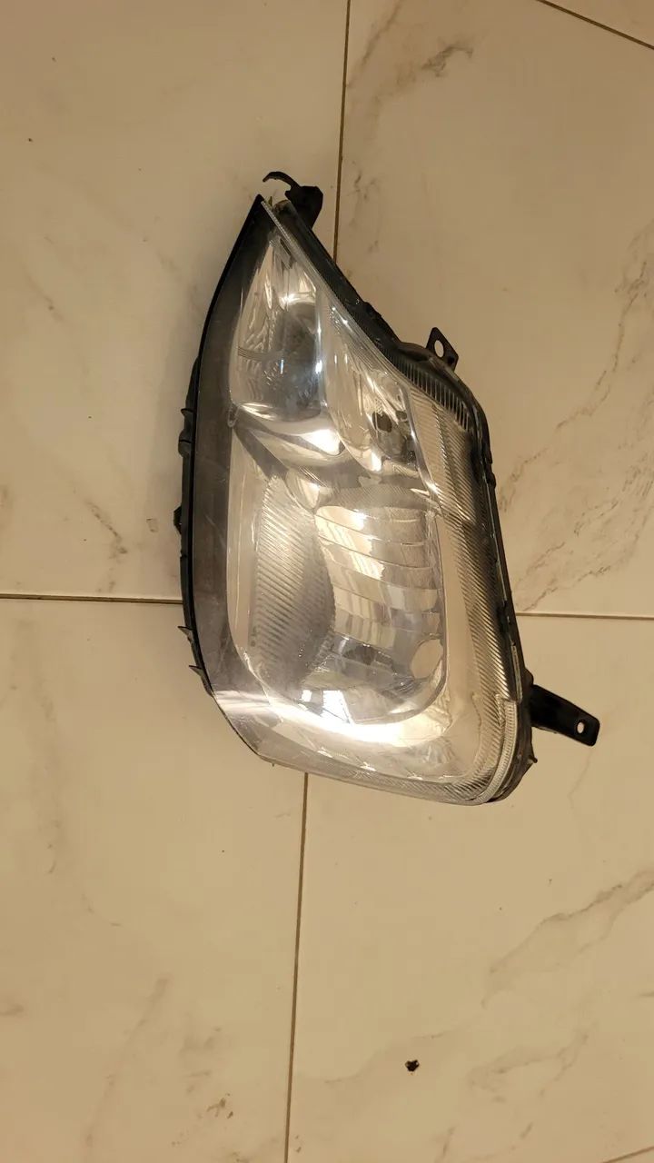 Farol esquerdo etios