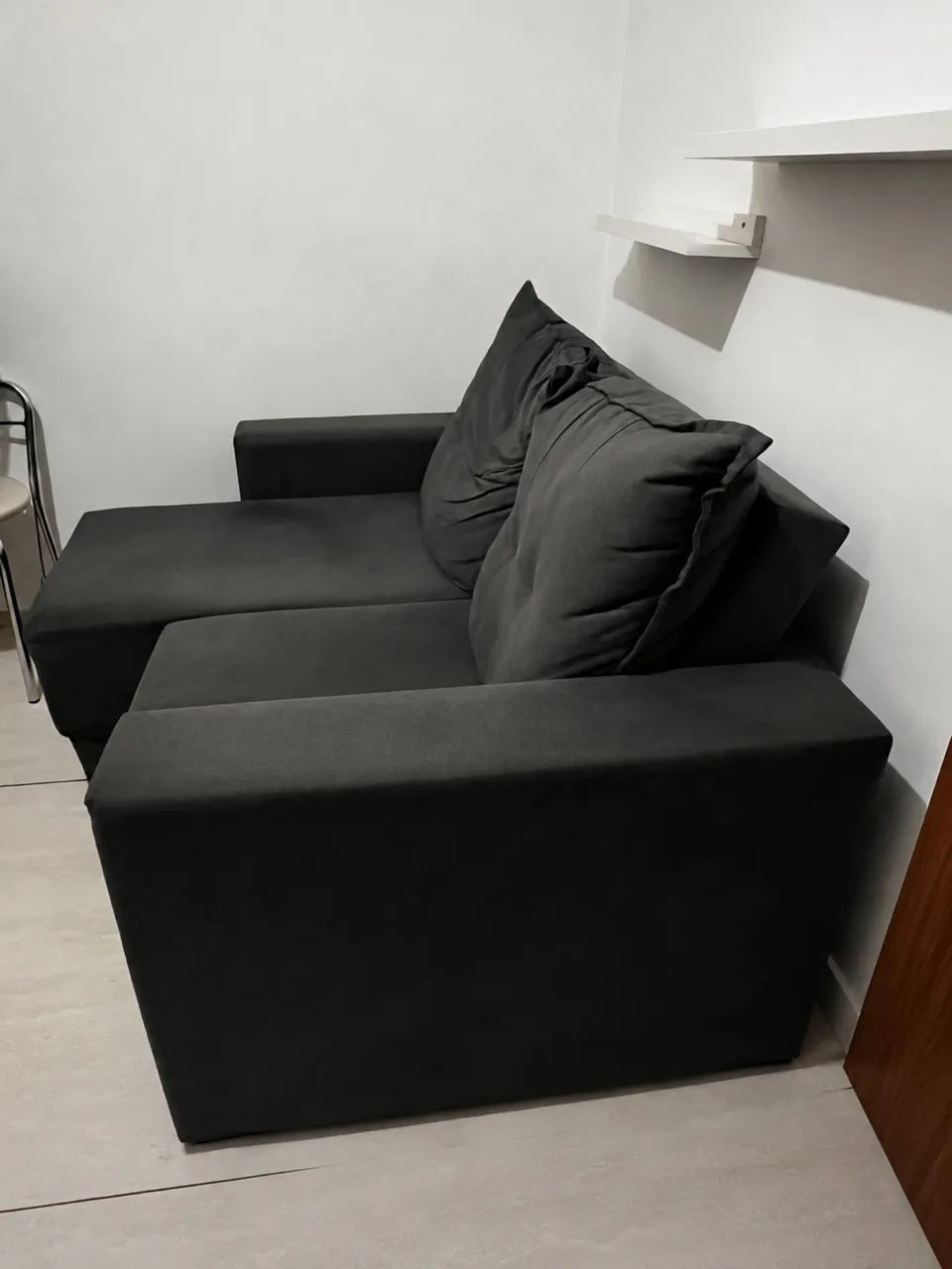Sofá suede cinza 2 lugares Lubeck (marca Mobly) - Foto 2