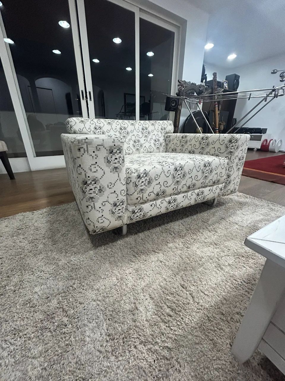 Poltrona Branca com estampa floral pixelada Tok&Stok - Foto 4