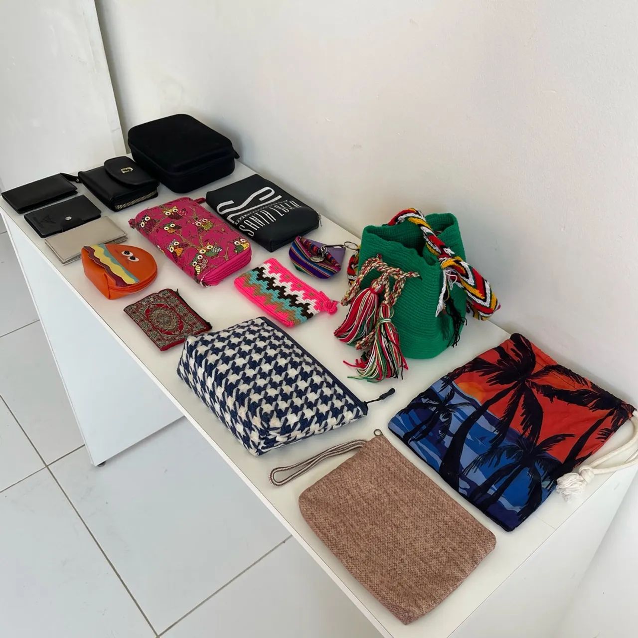 Lote 15 bolsas, necessaires e carteiras variadas - Foto 3