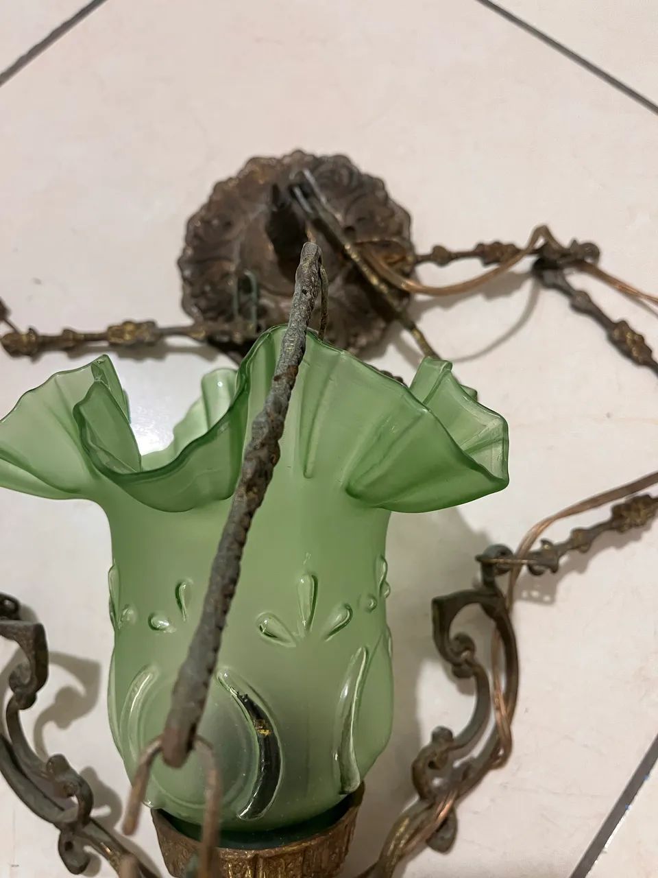 Par de arandelas mais lustre em bronze com cúpula verde - Foto 2