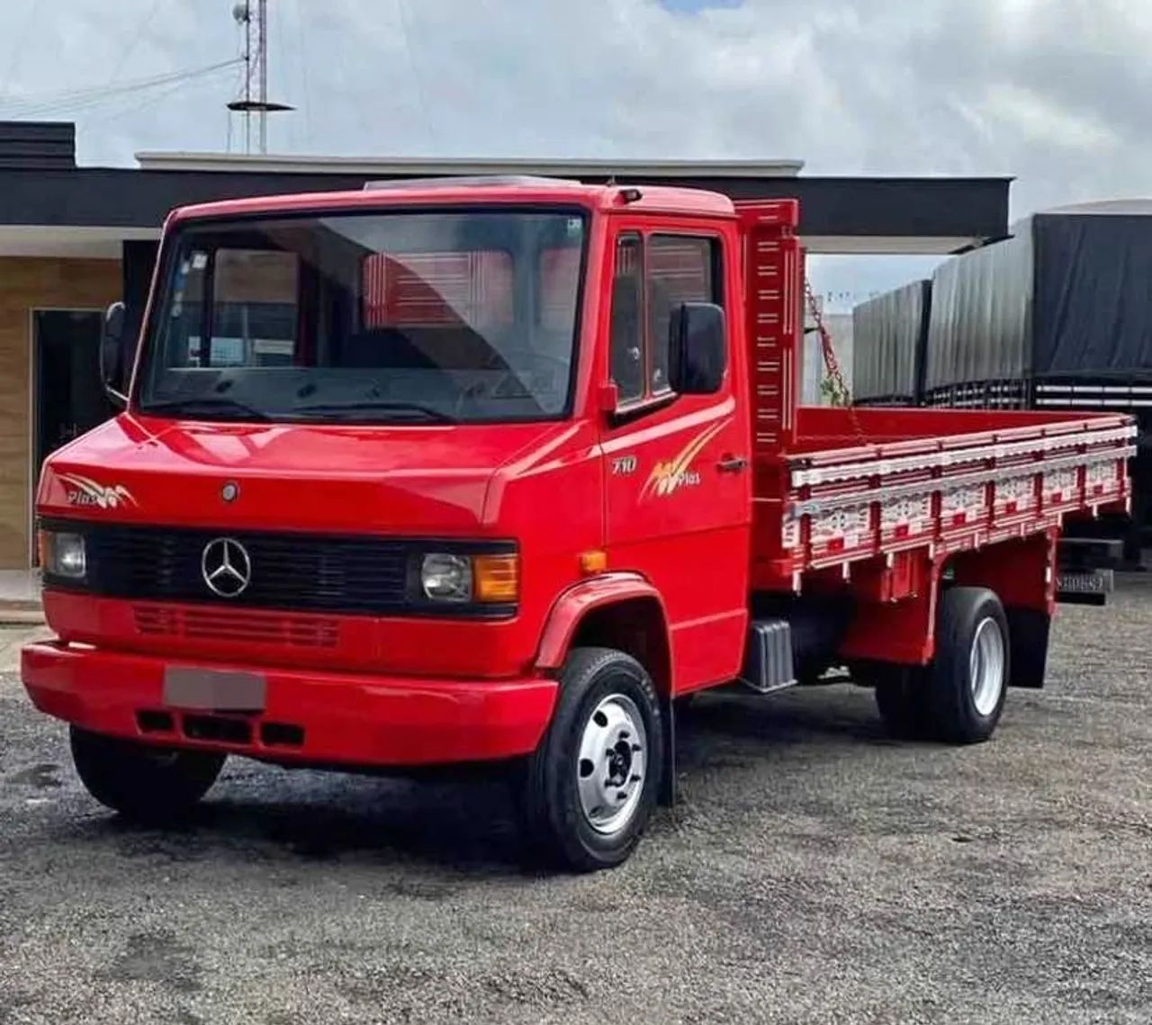 Caminhão 710 Plus 