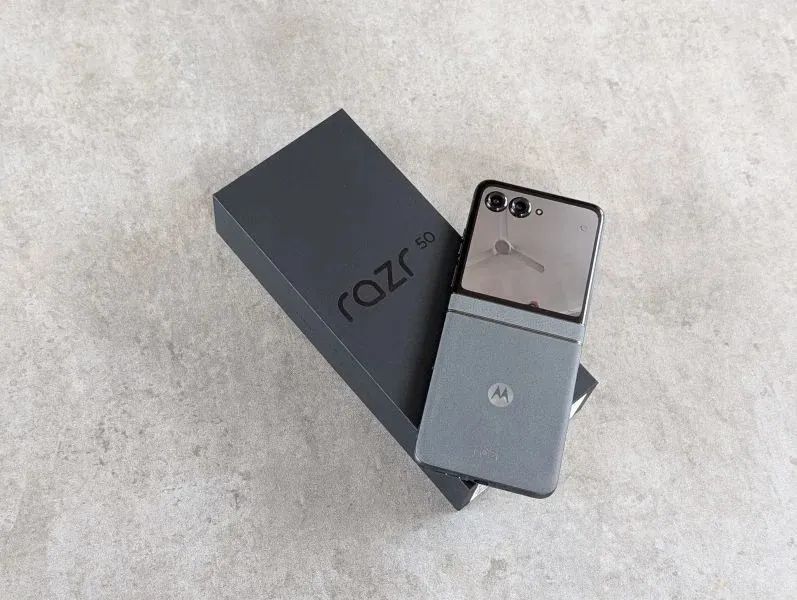 Motorola Razr 50 5g - Lacrado (cor grey) - Celulares e Smartphones