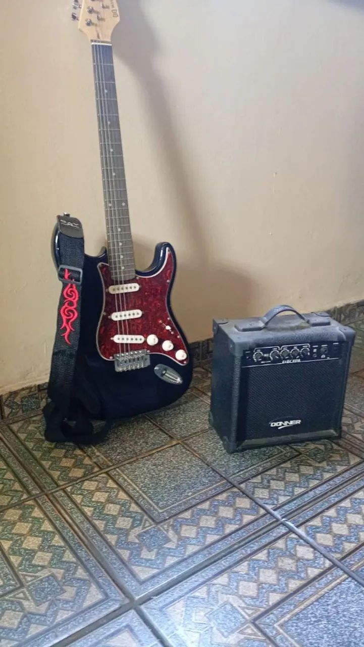 Vendo guitarra ? com uma caixa de som 
