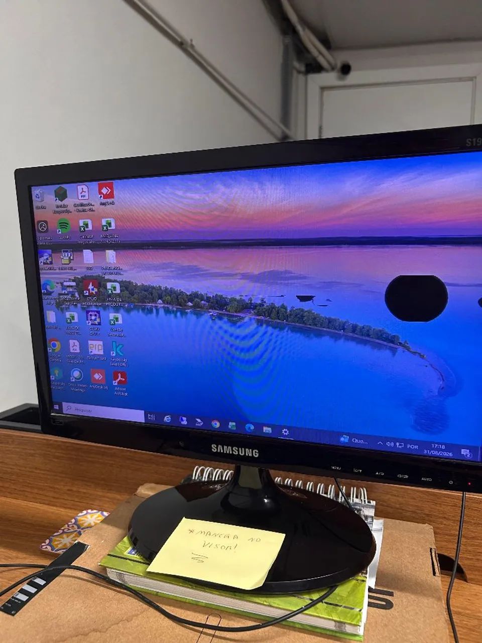 Monitor Samsung 18,5" VGA/DVI com mancha 