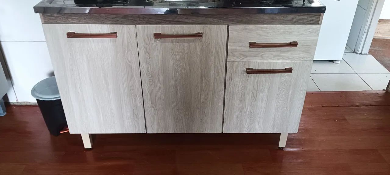 Balcão de cozinha com pia em inox