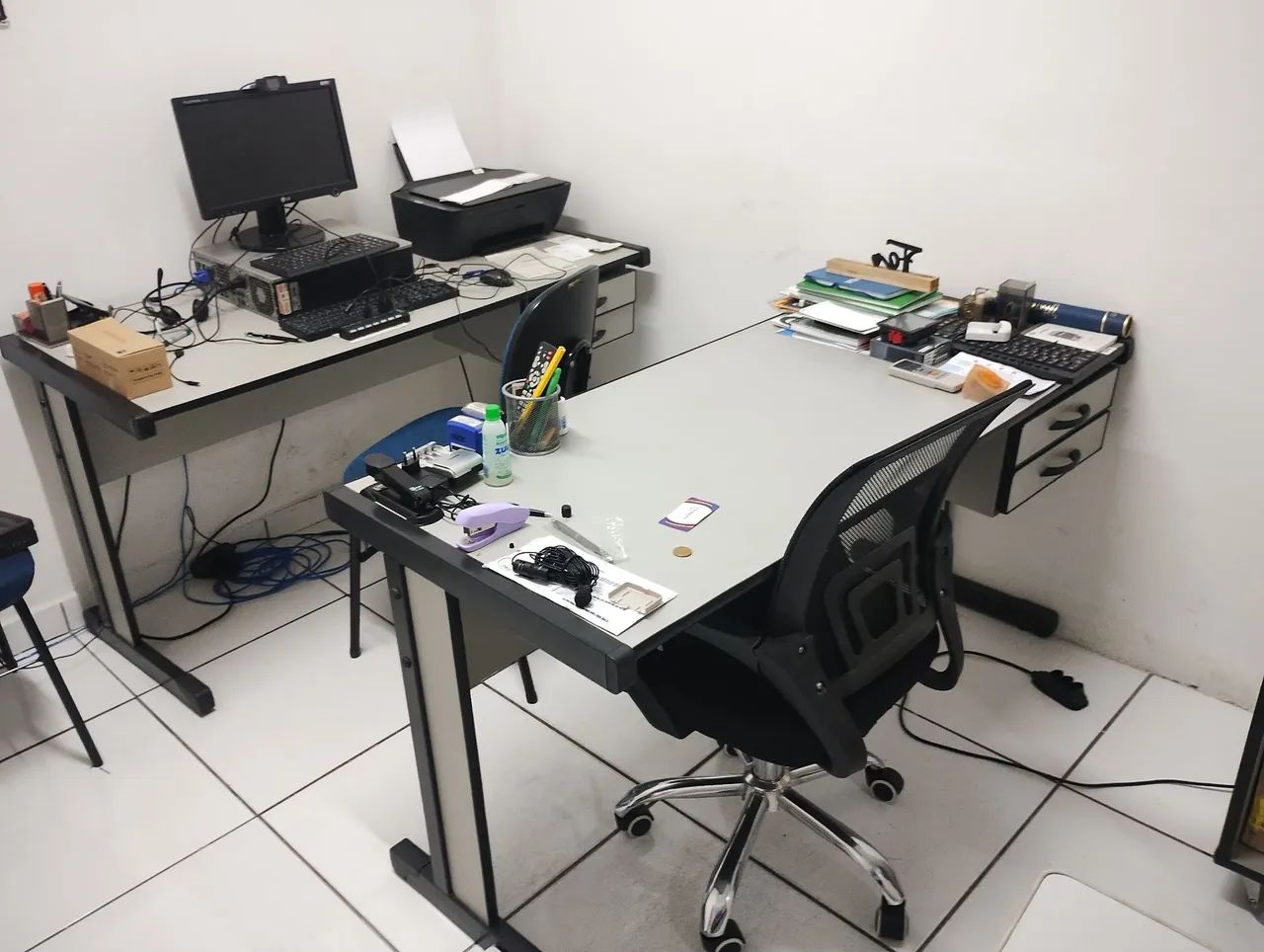 Mesa de escritório com gavetas  - Foto 2