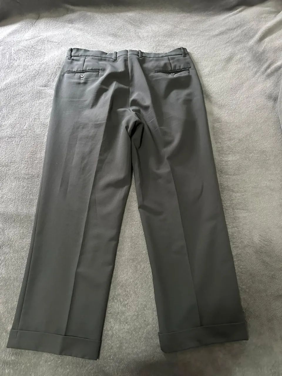 Calça de alfaiataria cinza. - Foto 4