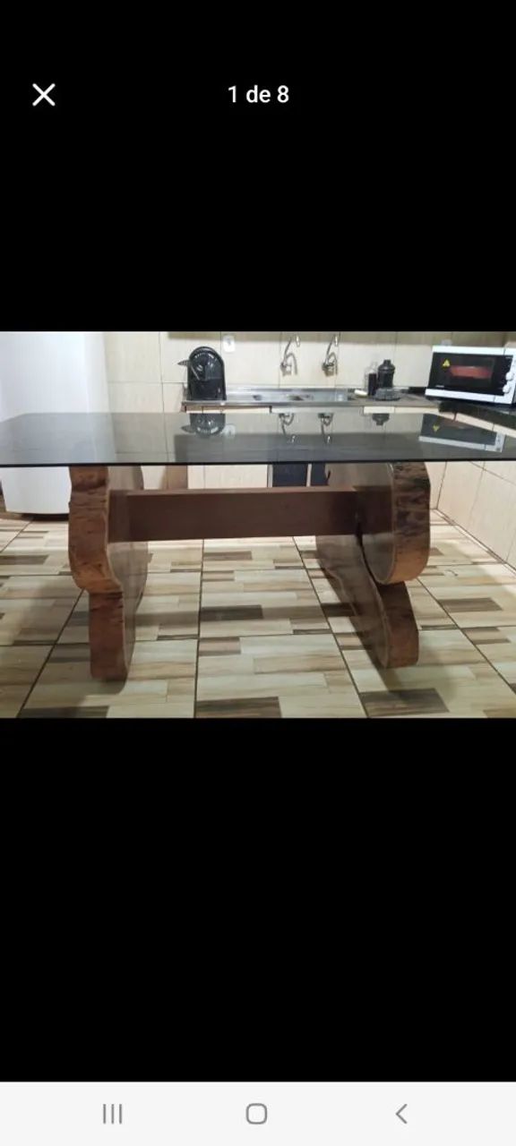 Mesa de vidro com os pés de madeira rustica