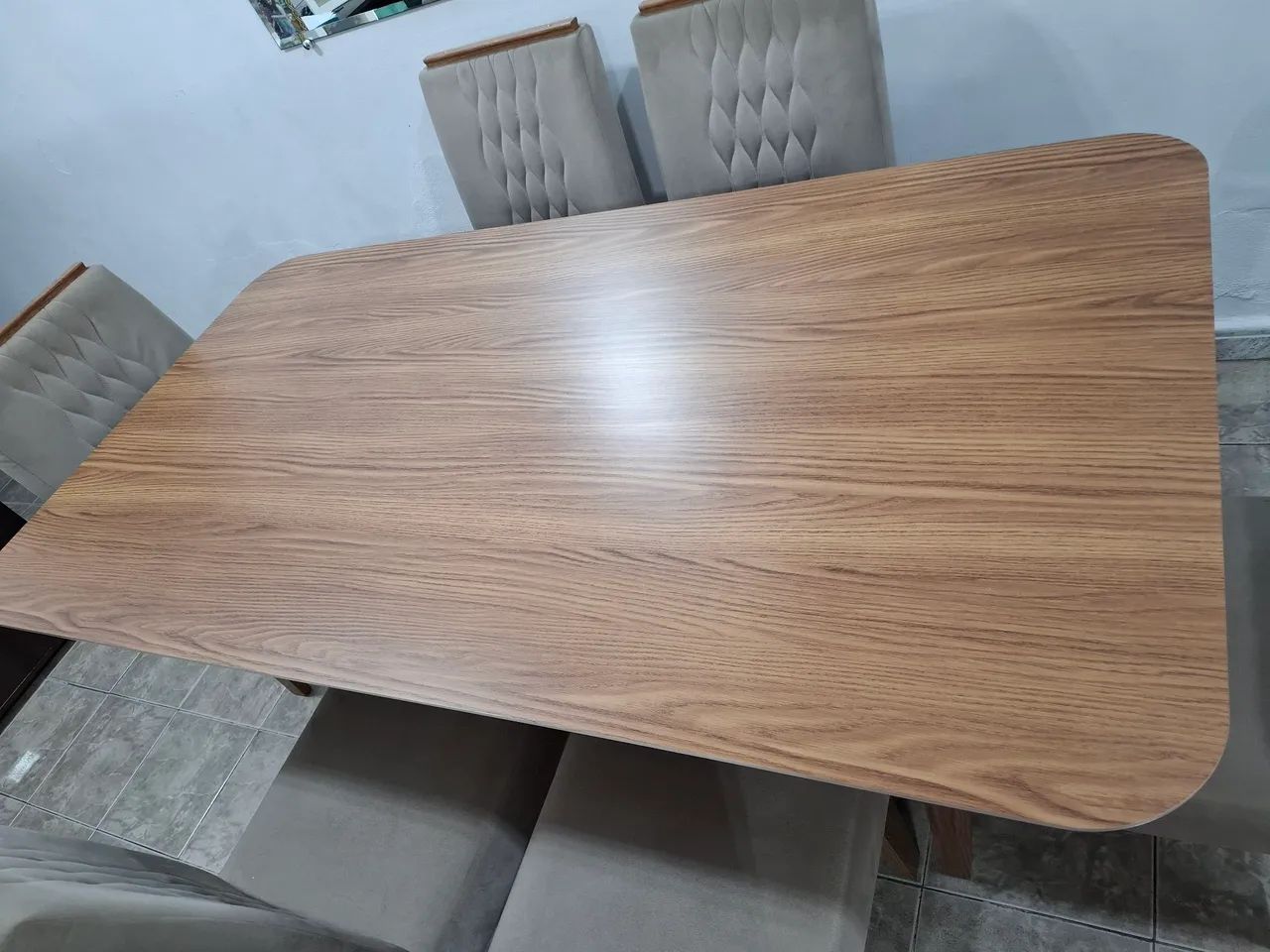 Mesa de jantar amadeirada com 6 cadeiras estofadas  - Foto 2