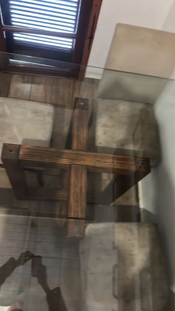 Mesa com pés de madeira e tampa de vidro - Foto 2