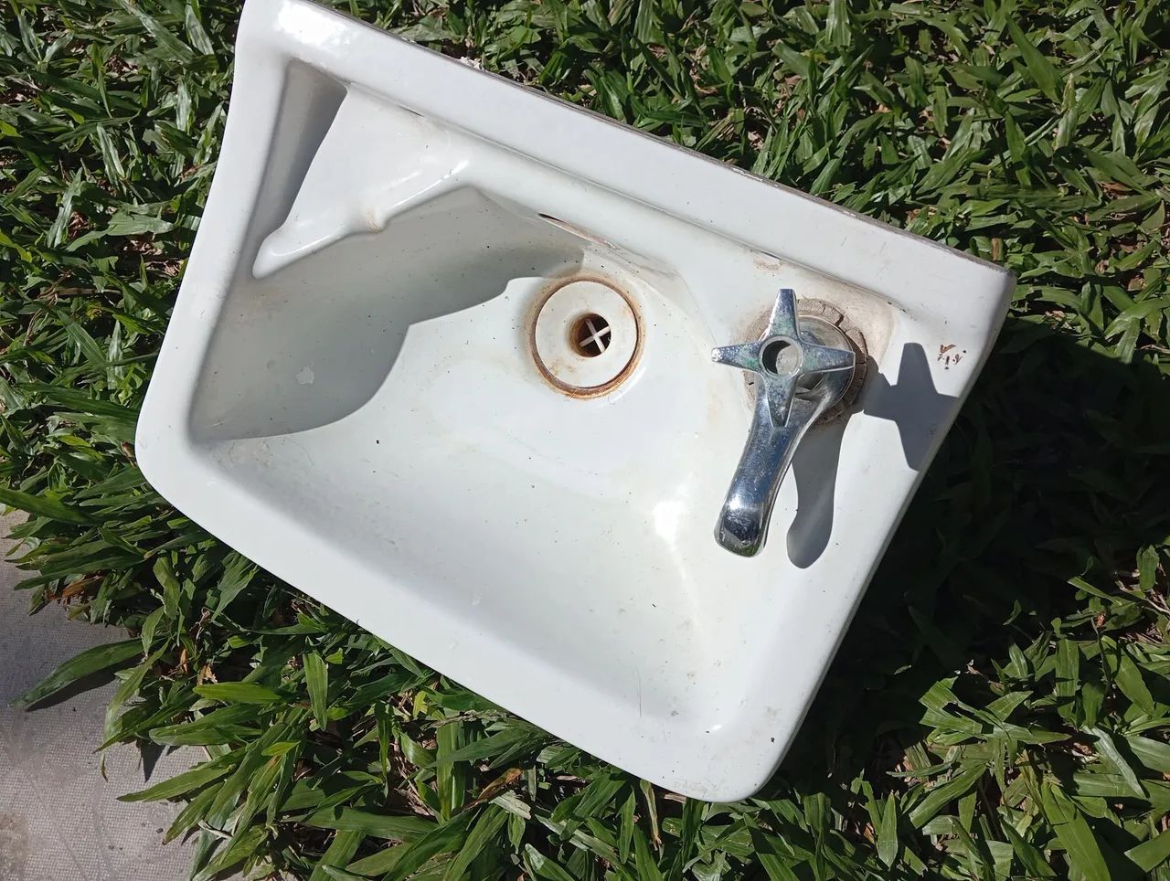 Small bathroom sink445639153429391361