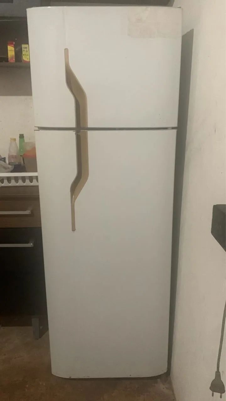 Vendo 750 geladeira funcionando normal 