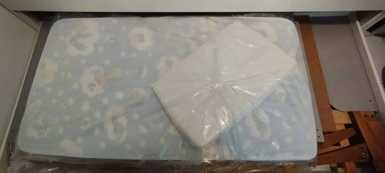 Berço/cama infantil cinza com colchão e travesseiro antirefluxo - Foto 4