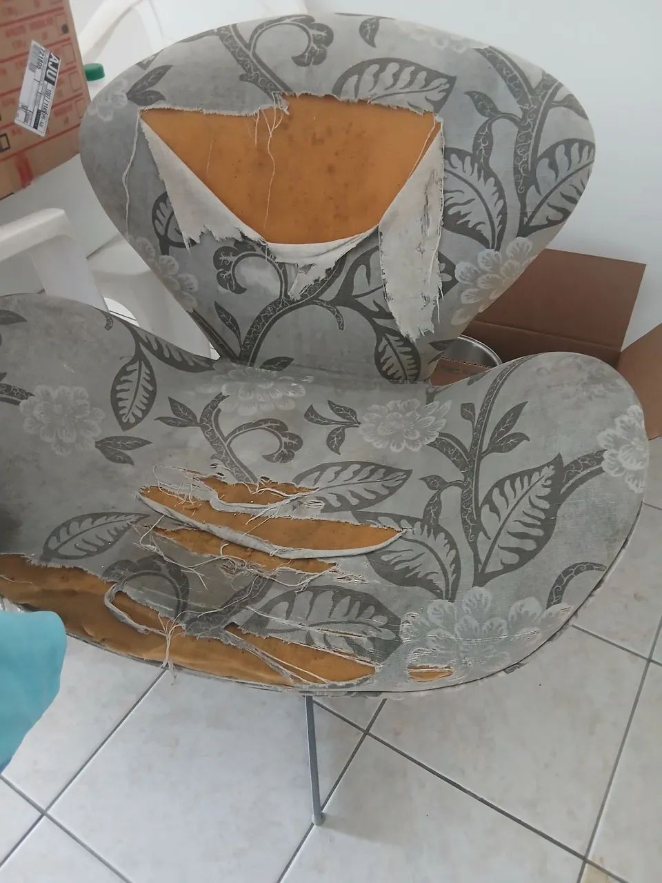 Duas Cadeiras giratórias modelo borboleta.