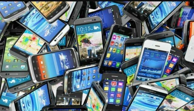Celular trincado e quebrado pagooo $$$$170( Cada celular tem seu preço)