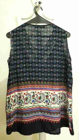 Blusa feminina estampada com pedrarias seminova - Foto 2