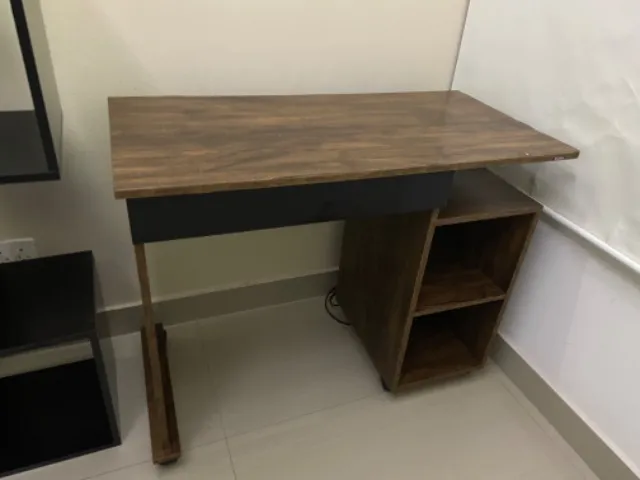 Escrivaninha com nichos, gaveta e rodinhas