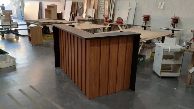 Bancada para recepção em l canelado com tampo em mdf naval 