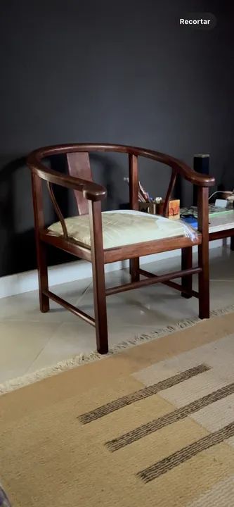 Raridade - par de poltronas curva em madeira tipo mogno