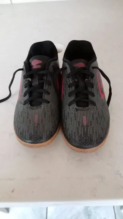 Chuteira infantil de futsal semi-nova. - Foto 2