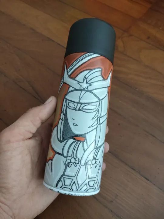 Spray  de  arte  personalizado  com  desenho  de  um  samurai