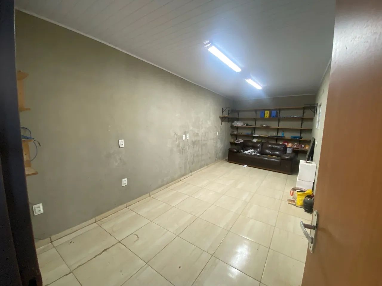 ALUGA-SE Galpão 100m2 com escritório - Foto 2