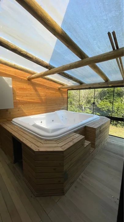 Sítio com casa de madeira em área verde