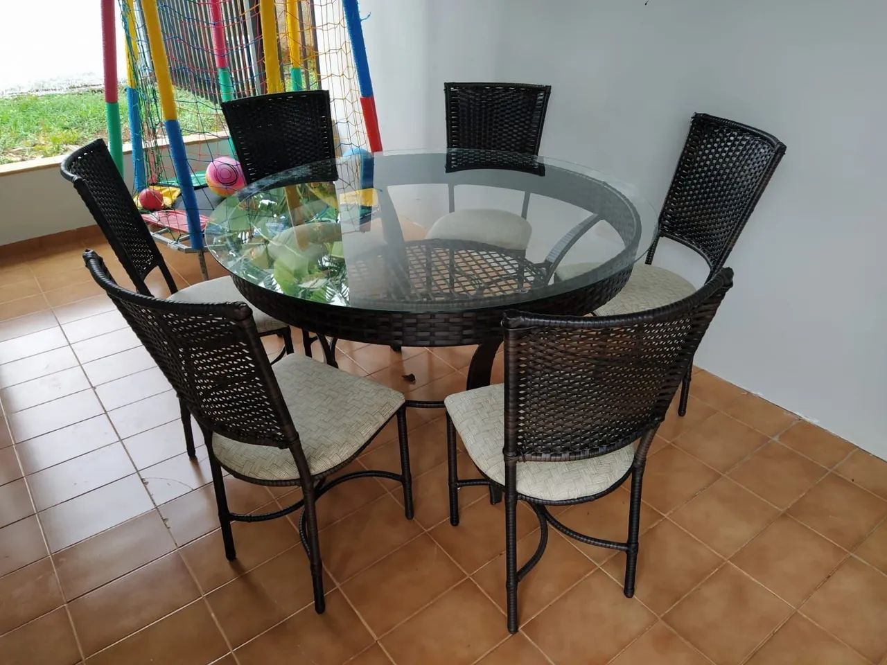 Conjunto de Mesa e Cadeiras em fibra sintetica.