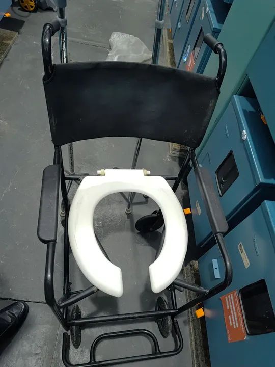 Vendo duas cadeiras higiênica e um par de muletas  - Foto 3