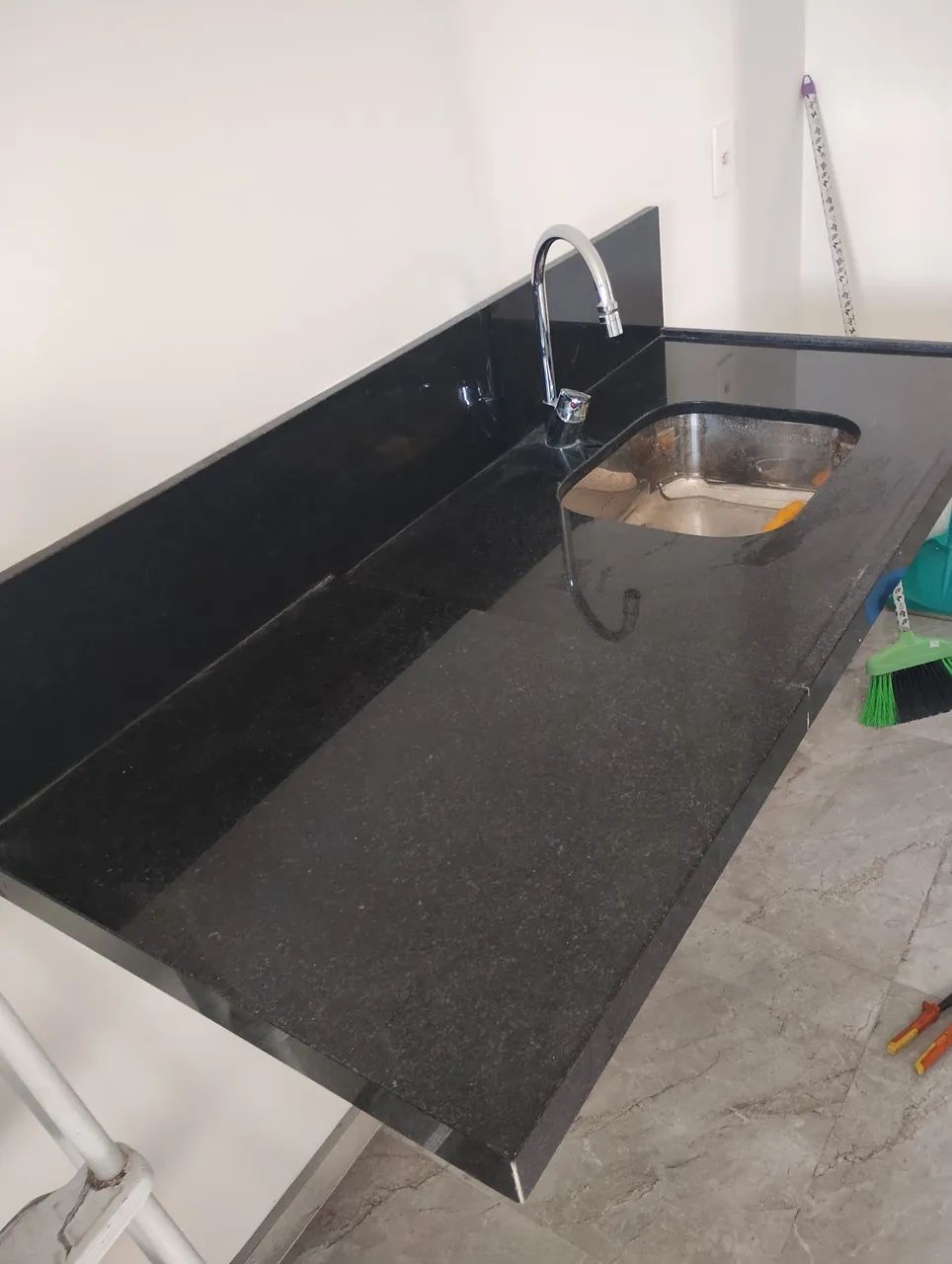 Pia de Granito Preta área seca e molhada + Cuba inox tramontina + torneira 