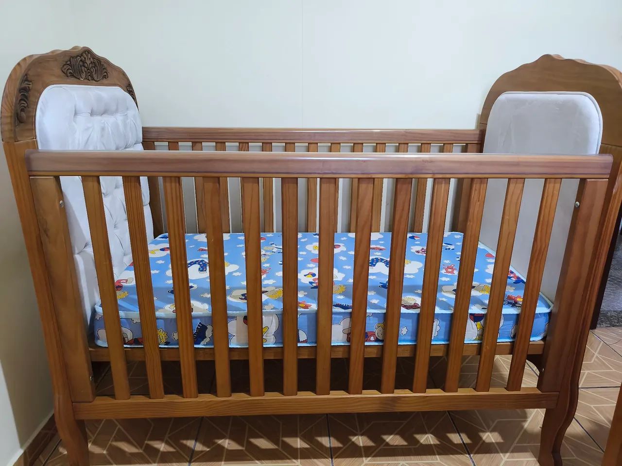 Berço Cama Luis XVII Capitonê - Mel Antique