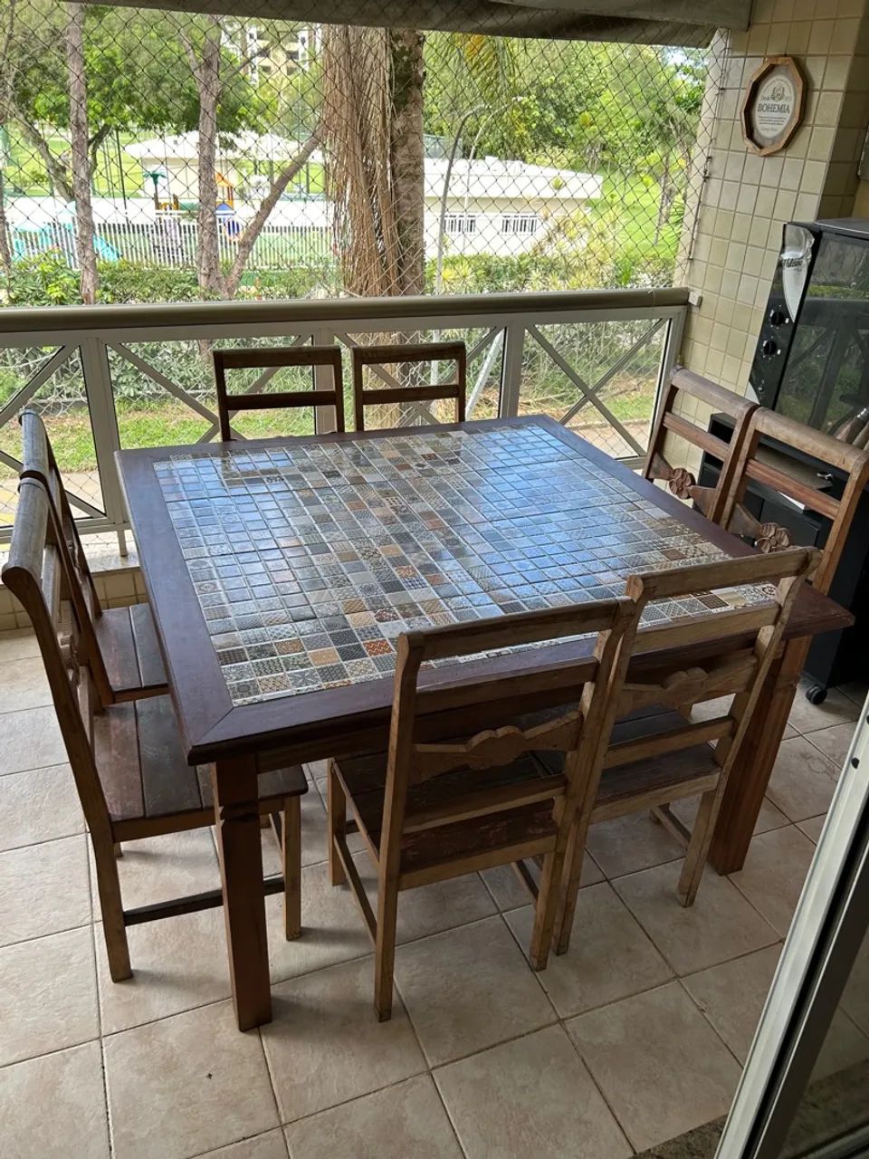 Mesa de madeira com 8 cadeiras . Medida da mesa 1,38 por 1,38
