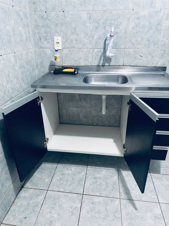 Armário de cozinha preto com 4 gavetas projetado. já com a pia - Foto 5