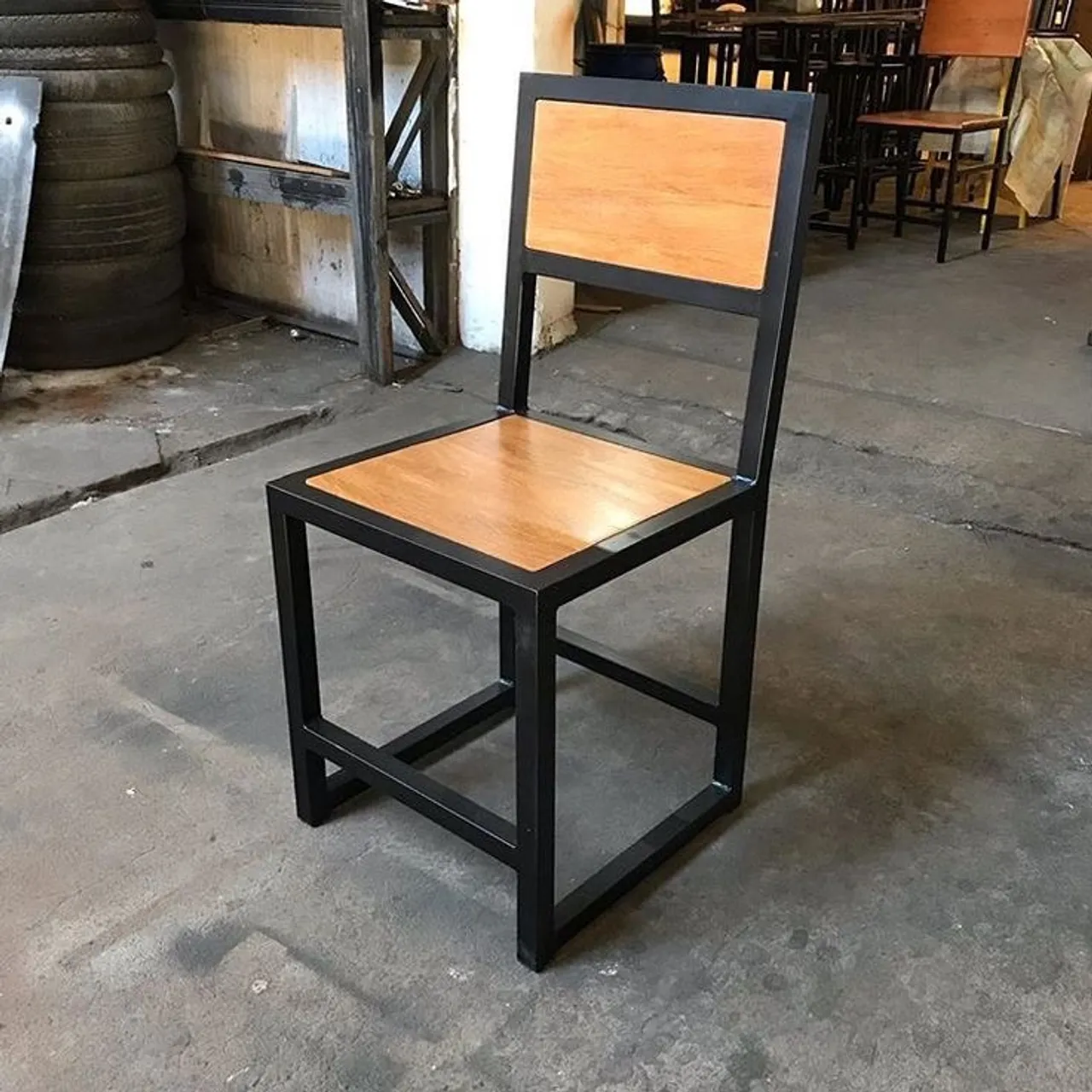 Cadeira de Metal e Madeira para Sala de Jantar