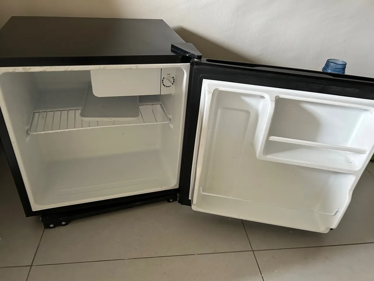 Mini Geladeira Compacta - Ideal para Quartos e Escritórios