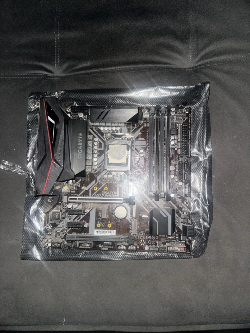Placa-mãe Gigabyte Z390 M Gaming e I7 - 8700