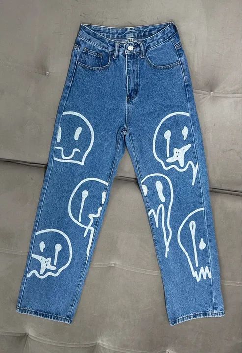 Calça Jeans Azul Descolada com Estampa de Carinhas