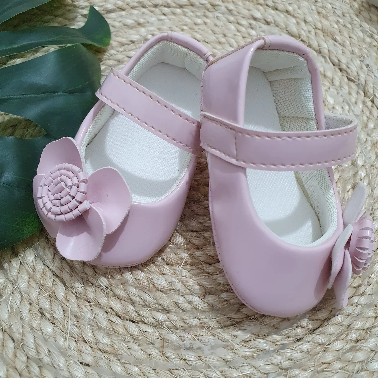 Sapatos de bebê rosa com flor
