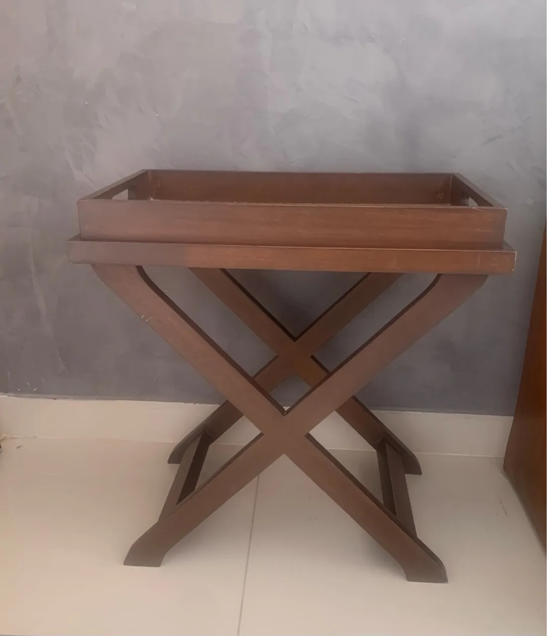 Mesa de apoio em madeira amadeirada