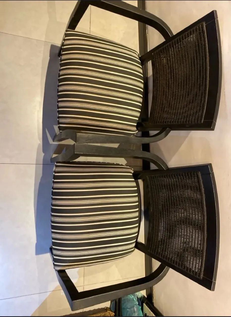  Conjunto de Cadeiras de madeira recém estofadas