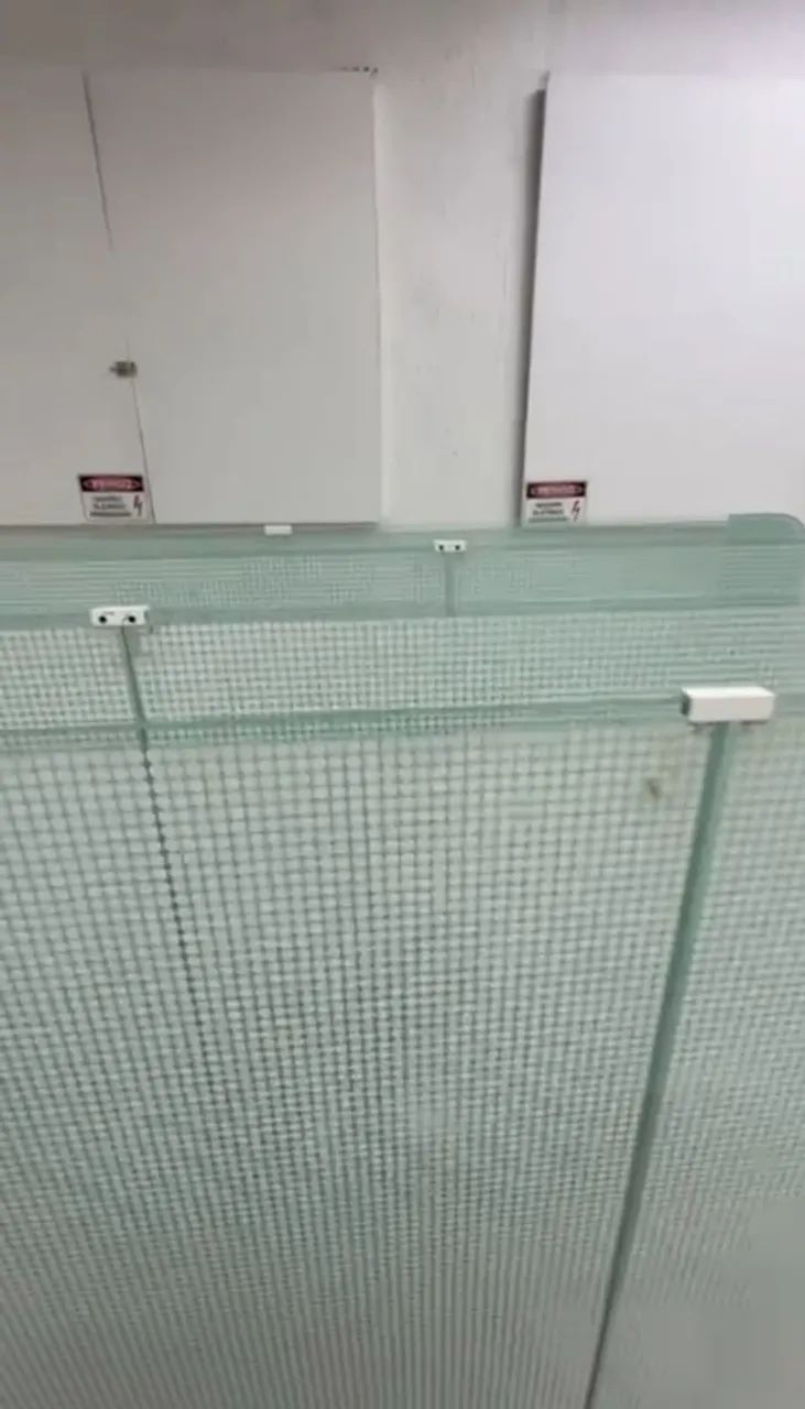 8 Divisórias de Vidro 1 metro X 1 metro todas com película  - Foto 2