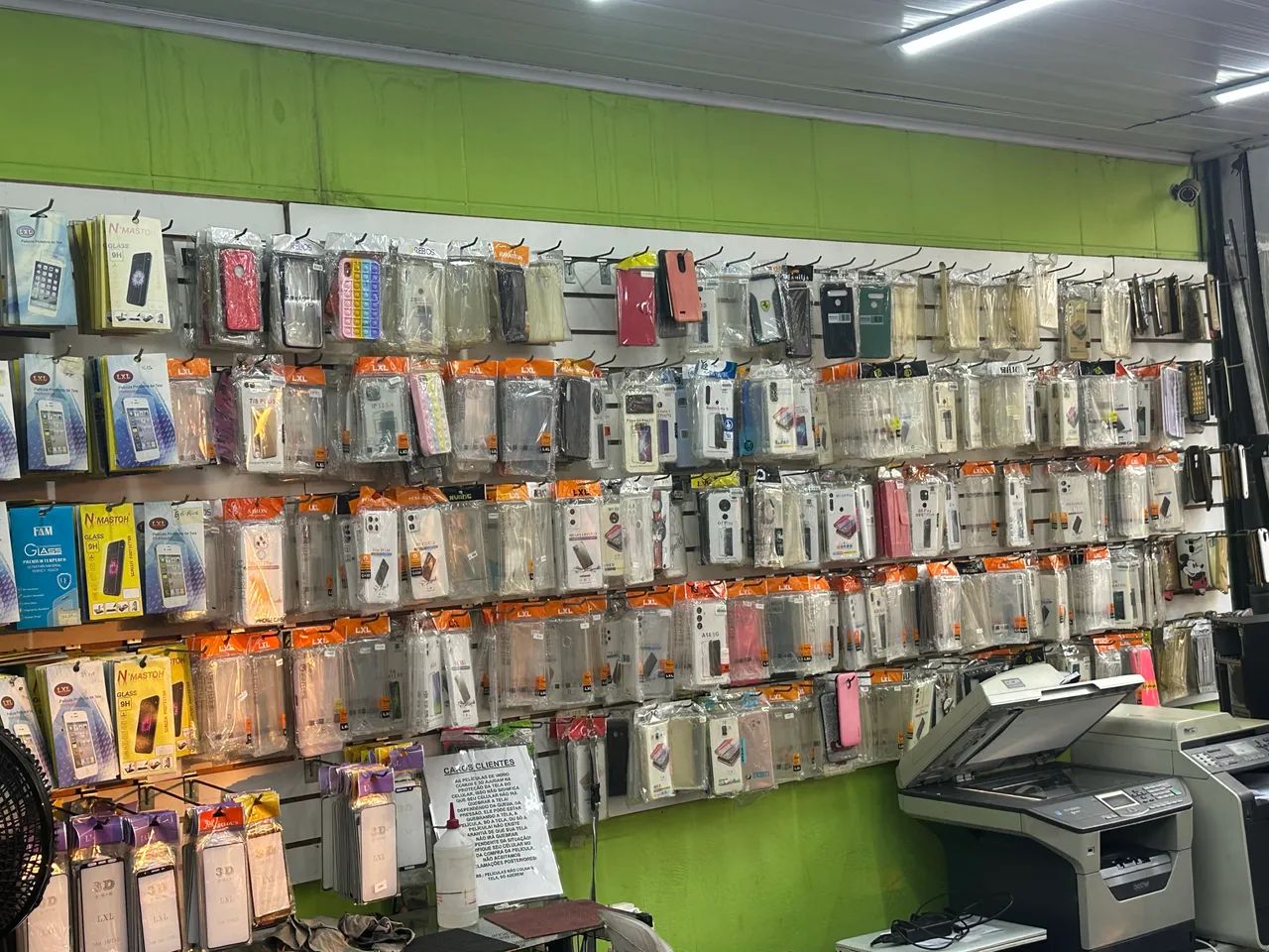 Painel canaletado branco expositor para loja usado 