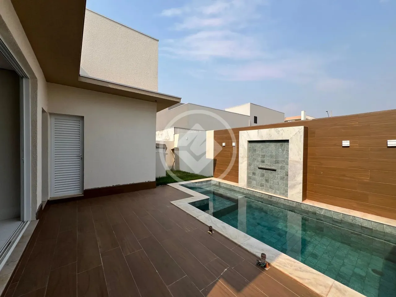Vende-se casa térrea no condomínio Primor das Torres com 3 suítes e 142m² construídos. R$1