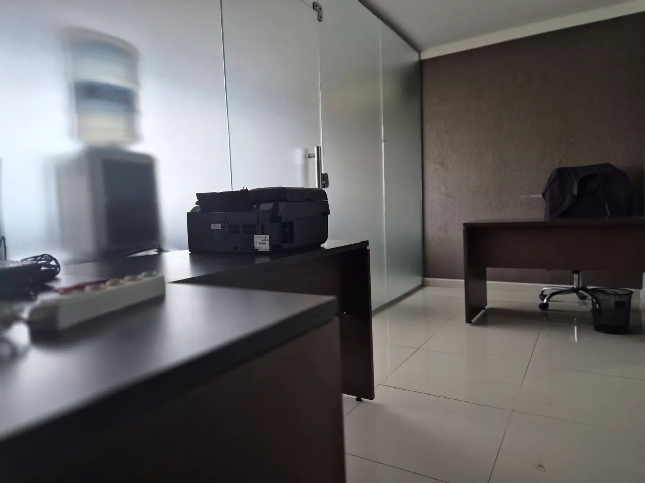 THE PLACE BUSINESS SALA COMERCIAL PRONTA PARA TRABALHAR MOBILIADA COM MESAS E ARMARIOS - Foto 3