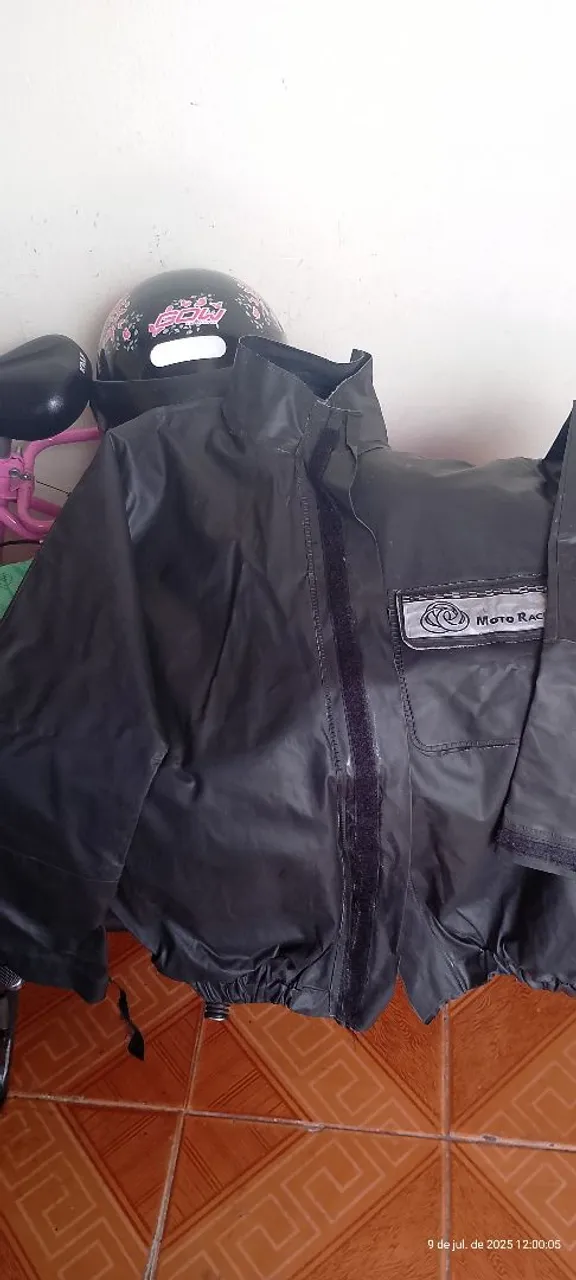 Conjunto de proteção contra chuva para motoqueiro.